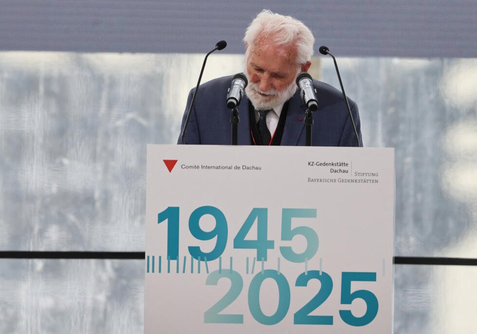 Jean Lafaurie, survivant du camp de concentration de Dachau, prononce un discours lors d'une cérémonie commémorant le 80e anniversaire de sa libération, le 4 mai 2025.