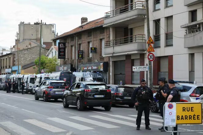 Le périmètre de sécurité autour du site où la bombe a été découverte, dans un quartier résidentiel de Colombes (Hauts-de-Seine), le 19 avril 2026.
