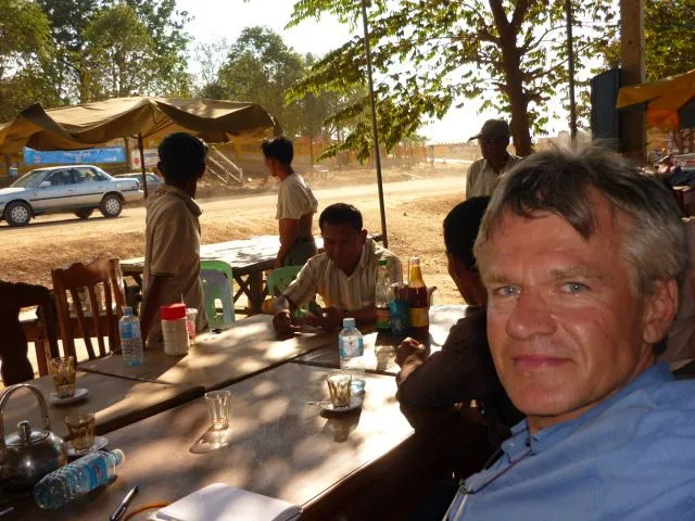 Région de Pailin, Cambodge, 2011, Olivier Weber ici avec des trafiquants de rubis. Il a mené l'enquête sur le trafic de rubis contrôlé par les Khmers rouges