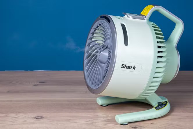 La fonction de brumisation du ventilateur Shark apporte un gain de confort indéniable par forte chaleur. Mais elle  nécessite de se placer à moins d’un mètre de l’appareil