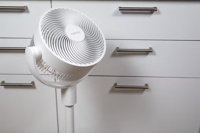 A l’instar du modèle de la marque Duux, le ventilateur Xiaomi peut osciller à la verticale (l’angle est paramétrable), mais aussi se combiner à une oscillation horizontale, pour un brassage d’air plus efficace