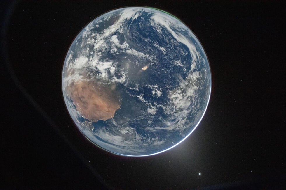 La Terre vue à travers le hublot du vaisseau spatial Orion et prise en photo par l'astronaute Reid Wiseman, commandant d'Artemis 2, le 2 avril 2026.