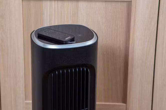 La télécommande s’avère utile pour piloler l’appareil, mais gare à ne pas l’égarer !