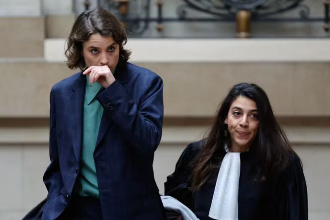 L’actrice française Adèle Haenel (à gauche) et son avocate Anouck Michelin, lors de l’audience en appel du réalisateur Christophe Ruggia, au palais de justice de Paris, le 23 janvier 2026.