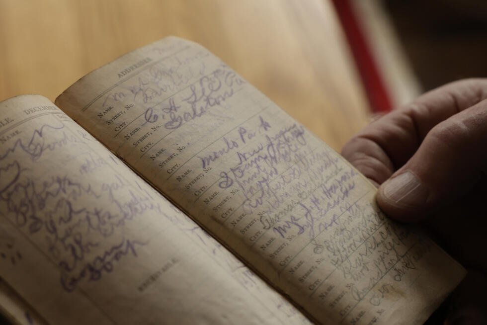Un carnet de William DeLyle Frisbee, exposé au domicile de son arrière-petit-fils, Bill McFarland, à Jenison, le 31 mars 2026 dans le Michigan
