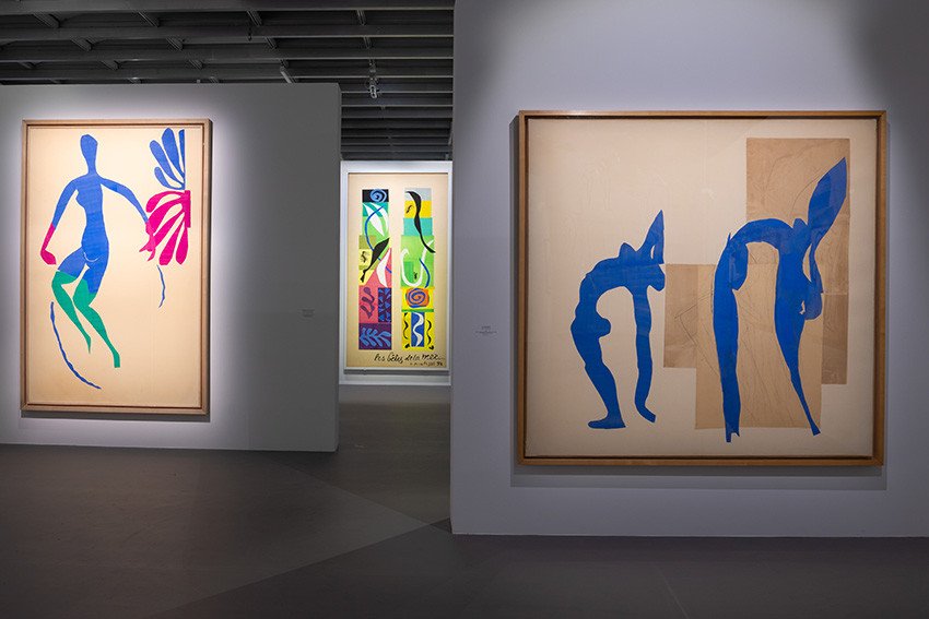 À gauche : Nu bleu aux bas verts (1952) d’Henri Matisse, présenté dans l’exposition « Matisse 1941-1954 », Grand Palais x Centre Pompidou, Paris, 2026. Photo : © Luc Castel, 2026