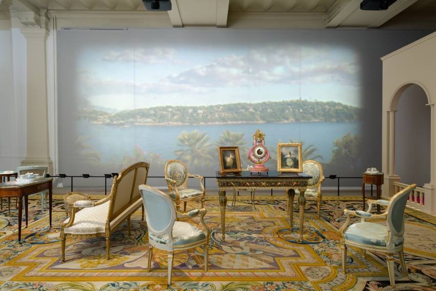 Vue de l’exposition « « Sèvres, une passion Rothschild, de Paris à la villa Ephrussi » présentée au Mobilier national à Paris en 2026. Photo : © Pauline Assathiany