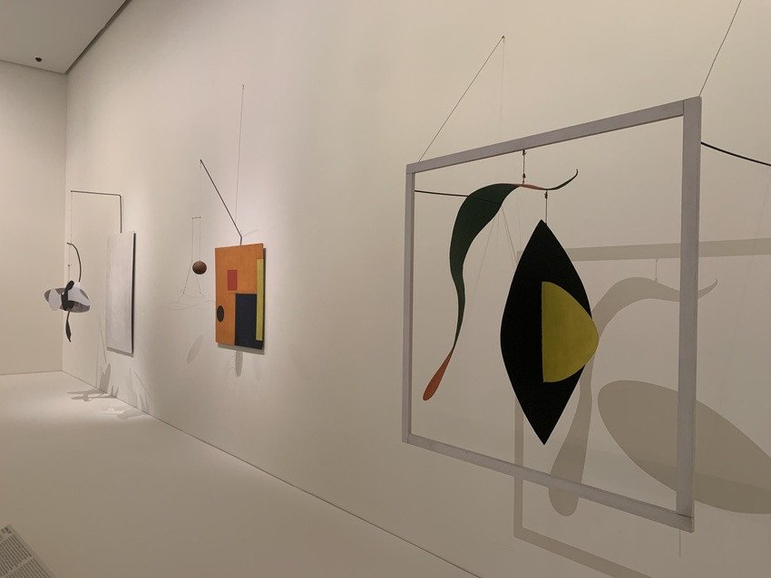 À droite : Alexander Calder, <i>Black Frame</i>, 1934, présenté dans l’exposition « Calder. Rêver en équilibre », Fondation Louis Vuitton, Paris, 2026. ©Connaissance des Arts/Guy Boyer.