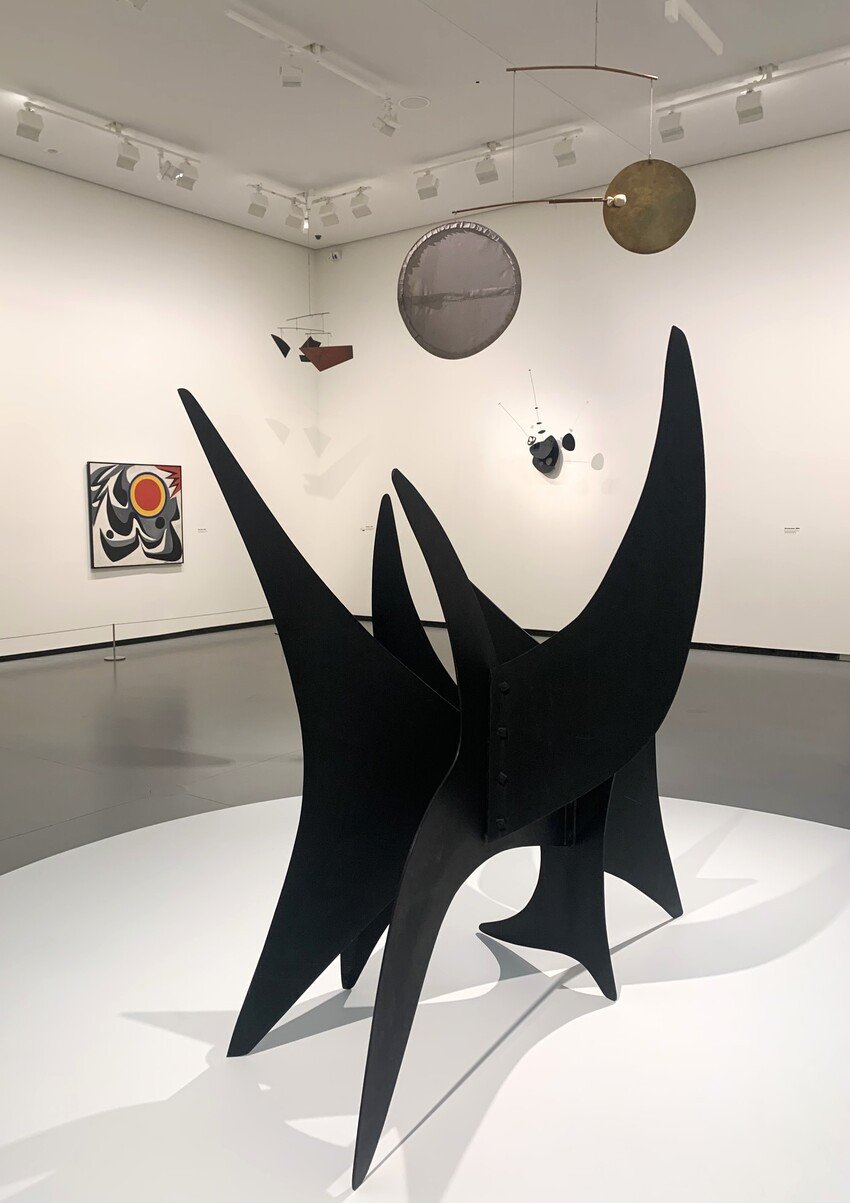 Au centre : Alexander Calder, <i> La Botte</i>, 1959, présenté dans l’exposition « Calder. Rêver en équilibre », Fondation Louis Vuitton, Paris, 2026. ©Connaissance des Arts/Guy Boyer.