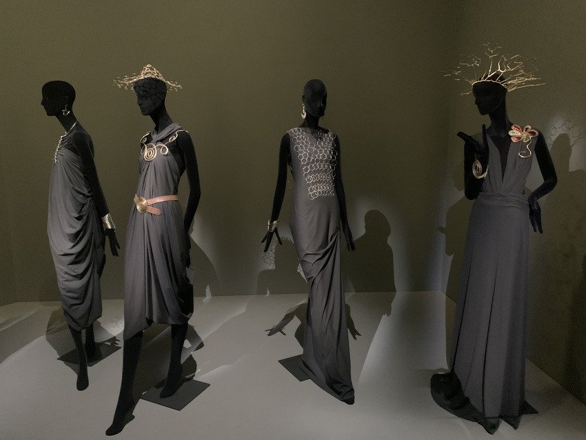 À droite : Alexander Calder, <i>Harps and Heart</i>, vers 1937, présenté dans l’exposition « Calder. Rêver en équilibre », Fondation Louis Vuitton, Paris, 2026. ©Connaissance des Arts/Guy Boyer.