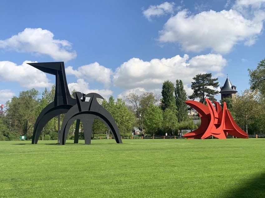 Alexander Calder, <i>Black Flag</i>, 1974, et <i>Five Swords</i>, 1976, présentés dans l’exposition « Calder. Rêver en équilibre », Fondation Louis Vuitton, Paris, 2026. ©Connaissance des Arts/Guy Boyer.