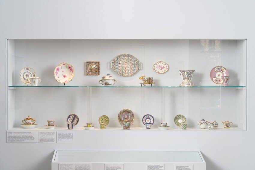 Vue de l’exposition « « Sèvres, une passion Rothschild, de Paris à la villa Ephrussi » © Pauline Assathiany