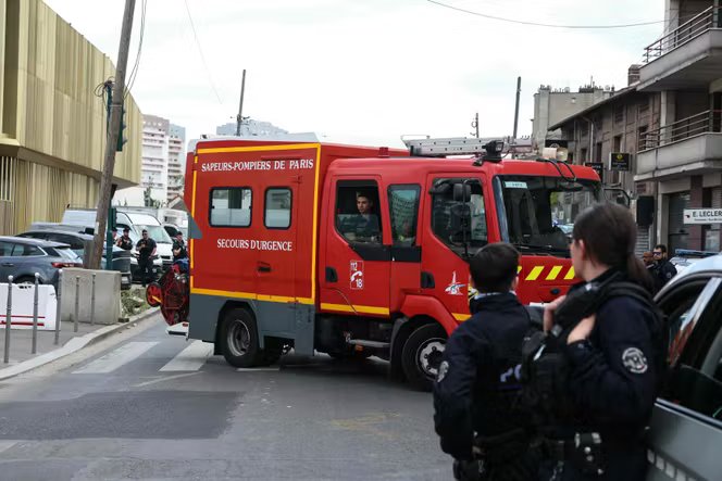 Dans le périmètre de sécurité autour du site où la bombe a été découverte, dans un quartier résidentiel de Colombes (Hauts-de-Seine), le 19 avril 2026.