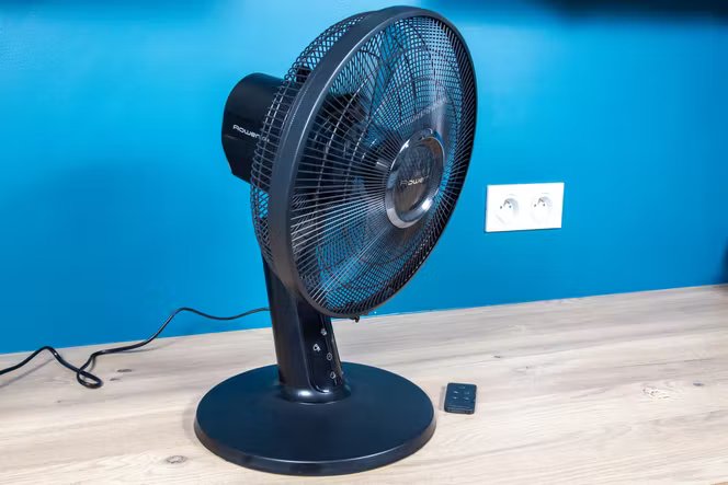 Le Rowenta Turbo Silence Extreme+ peut être penché sensiblement vers l’avant, par exemple pour être dirigé vers l’oreiller, une fois posé sur la  table de nuit. 