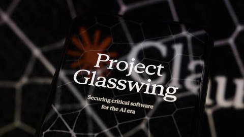 A smartphone screen displaying the “Project Glasswing” interface, shown in an editorial context, illustrating an AI-driven cybersecurity system designed to detect and analyze software vulnerabilities.