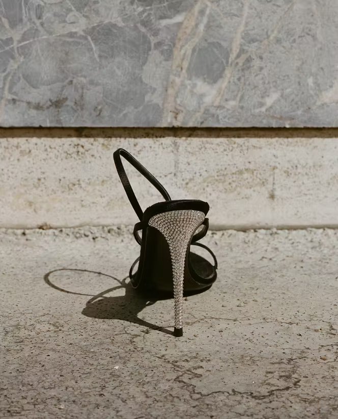 Sandales Saphyra 105, en satin de soie et strass, Giuseppe Zanotti, 1 250 €.  