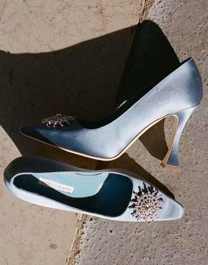 Escarpins Ronconanu, en satin et cristaux, Manolo Blahnik, 1 195 €.