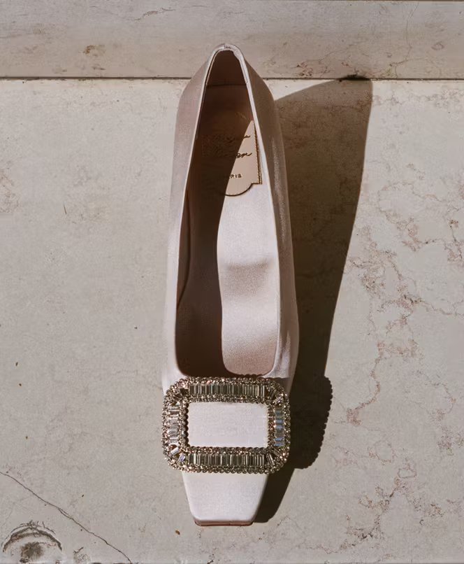 Escarpins Belle Vivier, en satin de soie et cristaux, Roger Vivier, 1 650 €. 