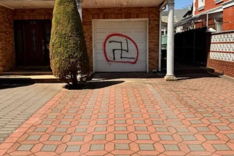A New York, des croix gammées et autres graffitis antisémites peints sur des maisons et des synagogues