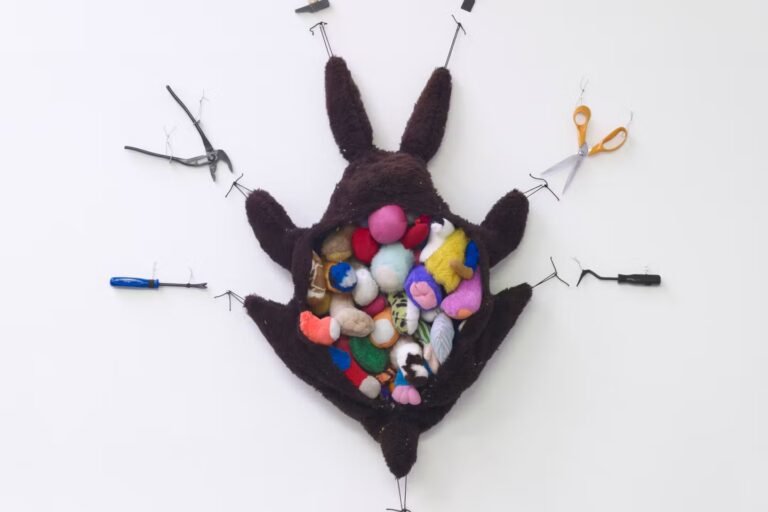 Avec l’exposition « Une hirondelle ne fait pas le printemps », le bestiaire d’Annette Messager prend sa revanche au Musée de la chasse et de la nature