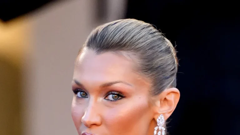 Bella Hadid apparaît sur le tapis rouge du Festival de Cannes 2026 avec une création sertie de 46 diamants
