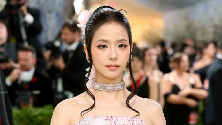 Jisoo a fait ses débuts au Met Gala 2026 avec une création Dior éblouissante