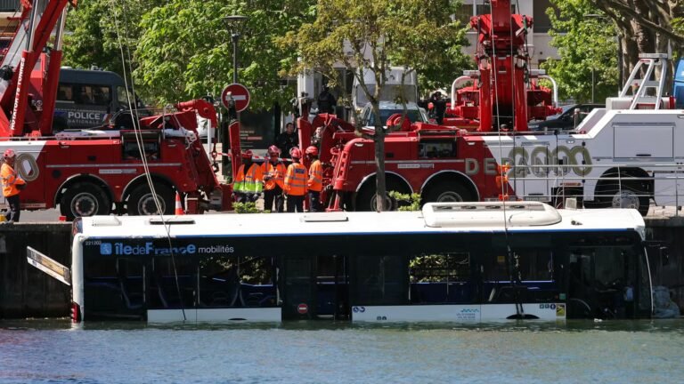 La conductrice du bus tombé dans la Seine dit avoir « confondu les pédales »