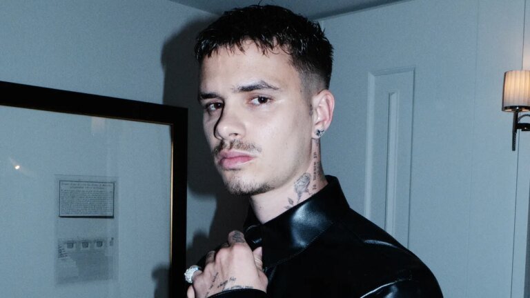 Romeo Beckham inaugure son premier Met Gala dans un costume Burberry sobre et osé