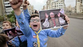 Des scouts d'al-Mahdi, organisation proche du Hezbollah, saluent l'arrivée du pape Léon XIV dans la banlieue sud de Beyrouth, le 30 novembre 2025