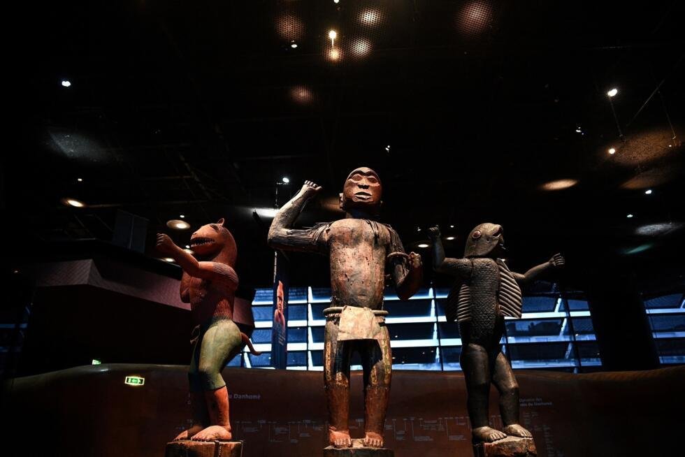 Une photo prise le 10 septembre 2021 montre des statues issues des "Trésors royaux du royaume d'Abomey" au musée du quai Branly restituées au Bénin