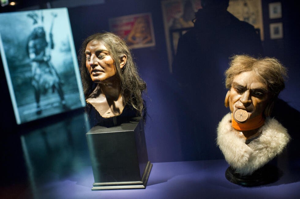 Une photo prise le 28 novembre 2011 montre des modèles anatomiques du XIXe siècle représentant des têtes d'hommes Botoduco, présentés dans le cadre de l'exposition "Zoos humains, L'invention du sauva