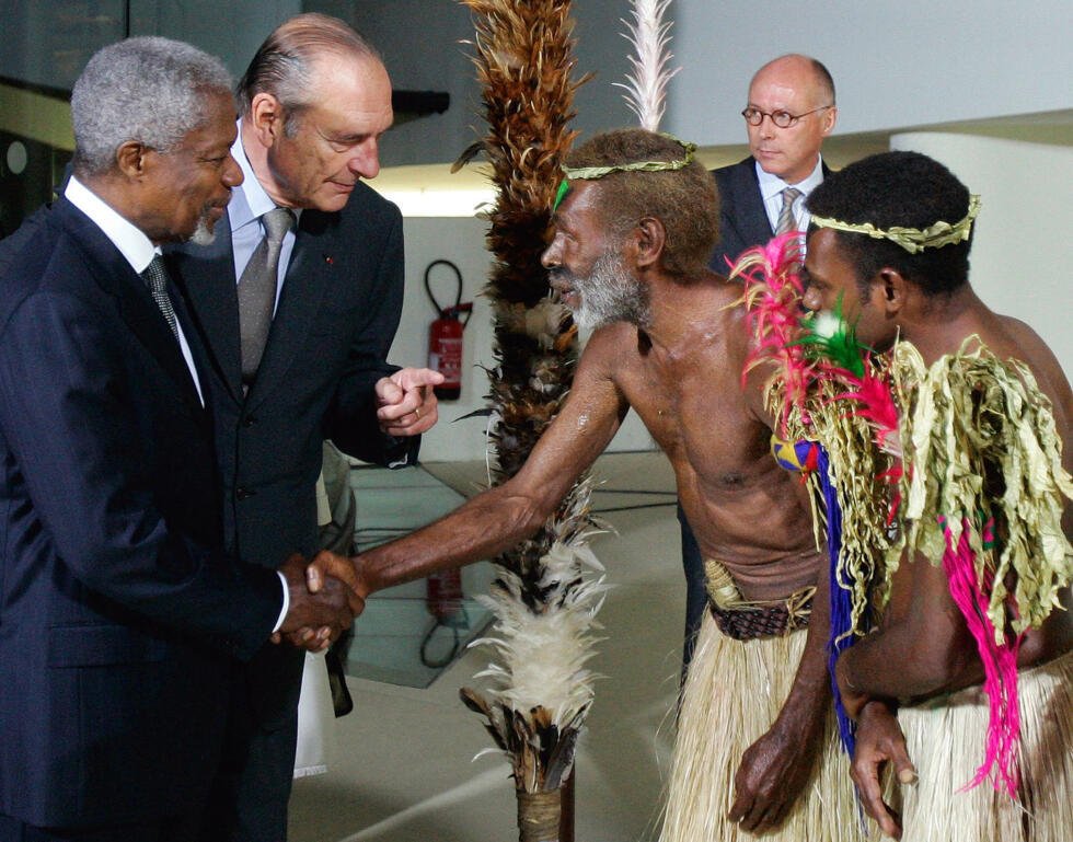 Le président français Jacques Chirac, entouré du secrétaire général de l'ONU Kofi Annan, salue le chef Laukalbi, originaire de Tanna (îles Vanuatu), et son neveu Jerry Napat, lors de l'inauguration du