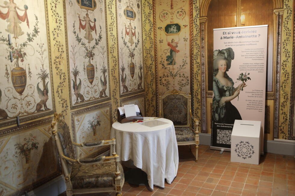 Une reproduction des décors du boudoir d’Argent en sortie de boutique du château de Fontainebleau, dans le cadre de l’atelier "À vos plumes".