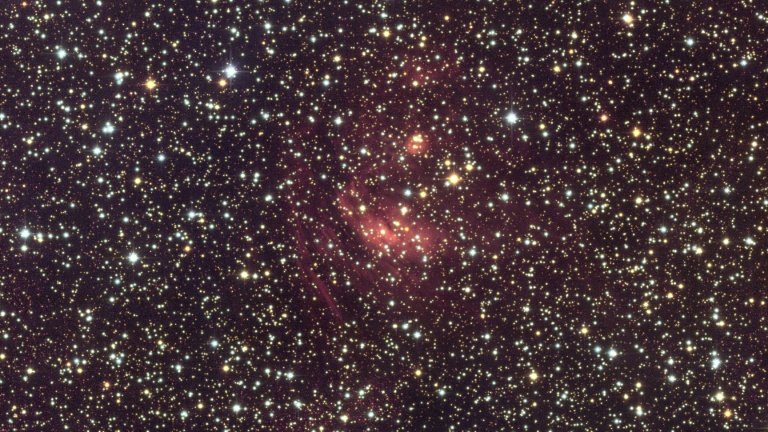 Image diffusée le 23 juin 2026 par l’Agence spatiale européenne et prise le 23 mars 2025 pendant 26 heures par la caméra optique VIS de la sonde Euclid, à laquelle des couleurs ont été ajoutées à partir d’observations réalisées durant l’été 2025 avec la caméra MegaCam du télescope Canada-France-Hawaï (CFHT-Megacam) à Hawaï, montre le centre de notre Voie lactée (EUROPEAN SPACE AGENCY/AFP - Handout)