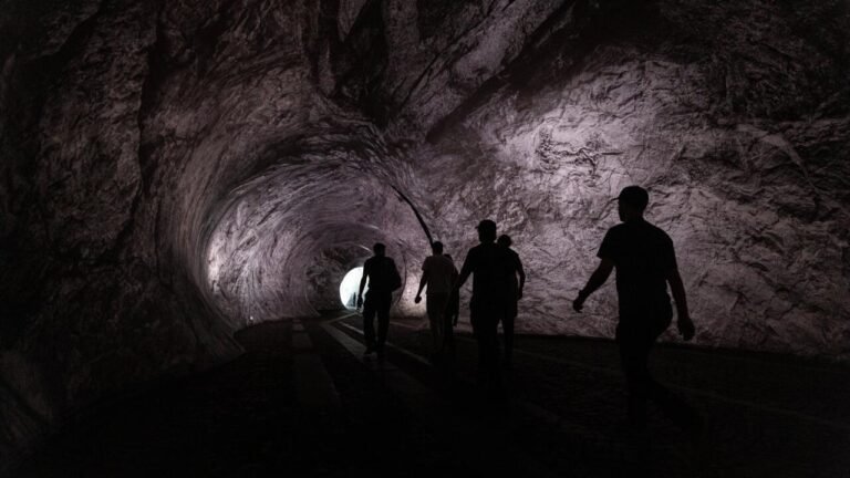 À Paris, "La Caverne du Pont-Neuf" de JR enfin ouverte au public après des réparations