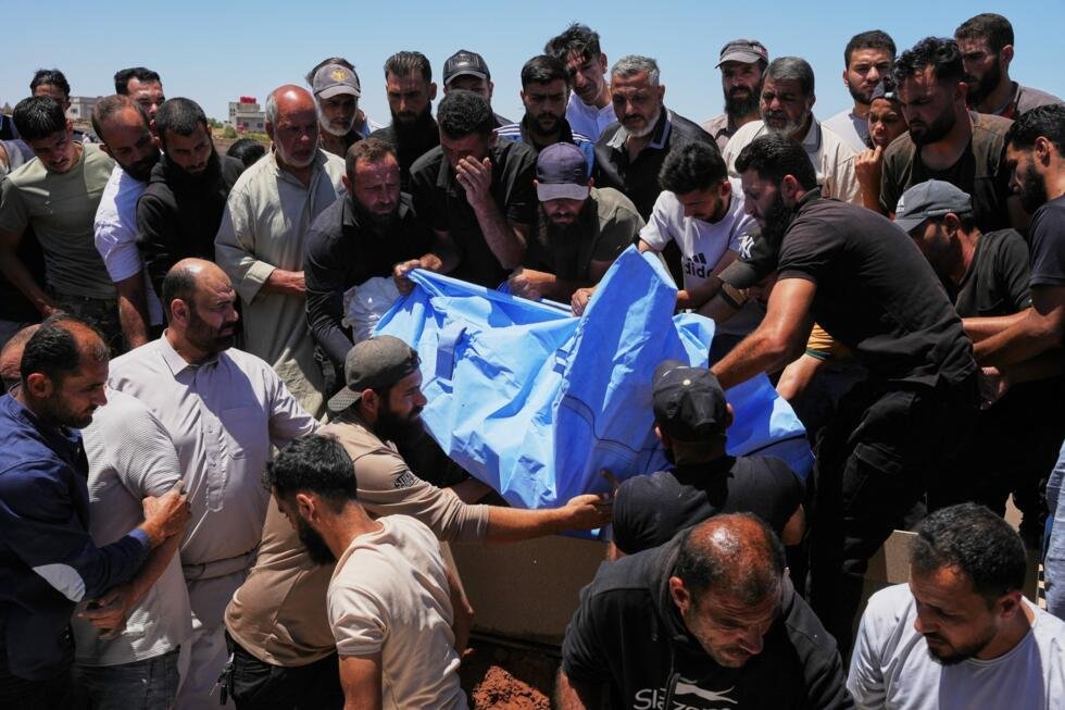 Des personnes en deuil portent le corps de l'un des quatre membres de la famille al-Hariri – une femme, sa fille et ses deux fils –, tués lors de frappes israéliennes dans le sud du Liban.