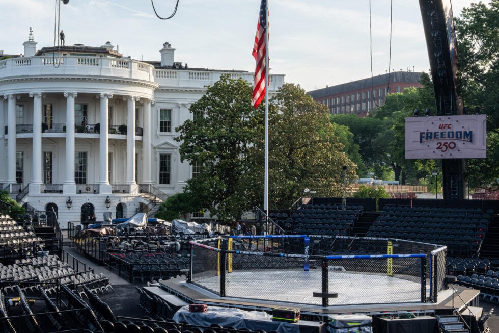 Une arène s'apprête à accueillir des combats de MMA pour le 250e anniversaire des États-Unis et les 80 ans du président sur la pelouse sud de la Maison Blanche, le 11 juin 2026, à Washington