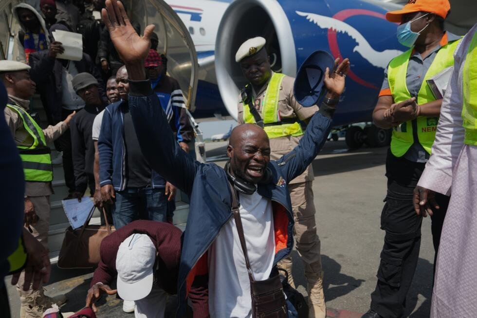 Des ressortissants nigérians rapatriés d'Afrique du Sud, après une montée des violences xénophobes dans la Nation arc-en-ciel, à leur arrivée à l'aéroport international Murtala Muhammed de Lagos.