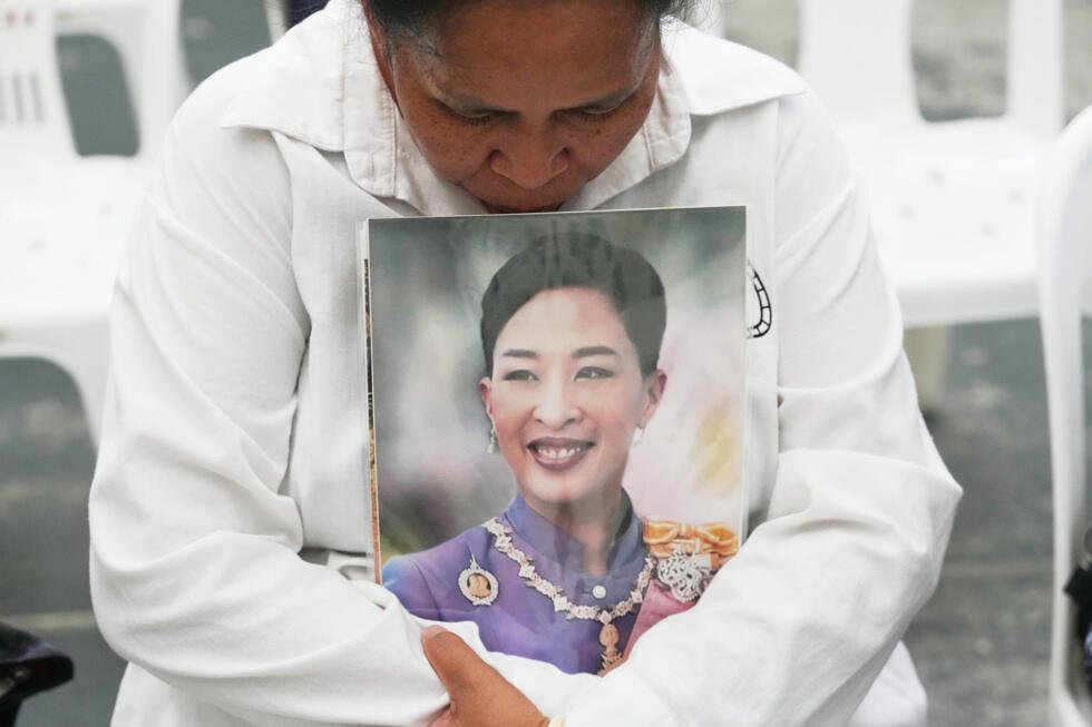 Une personne tient une photo de la défunte princesse thaïlandaise Bajrakitiyabha Mahidol à Bangkok, en Thaïlande, le 12 juin 2026