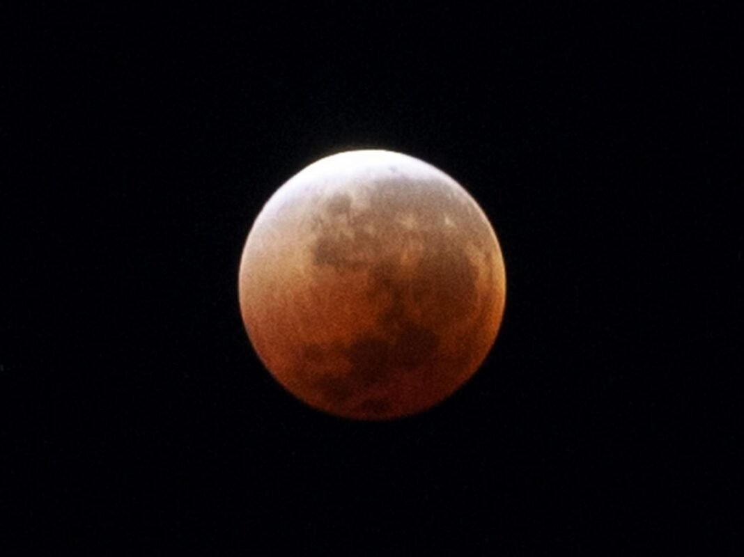 Eclipse lunaire totale à Depok City, en Indonésie