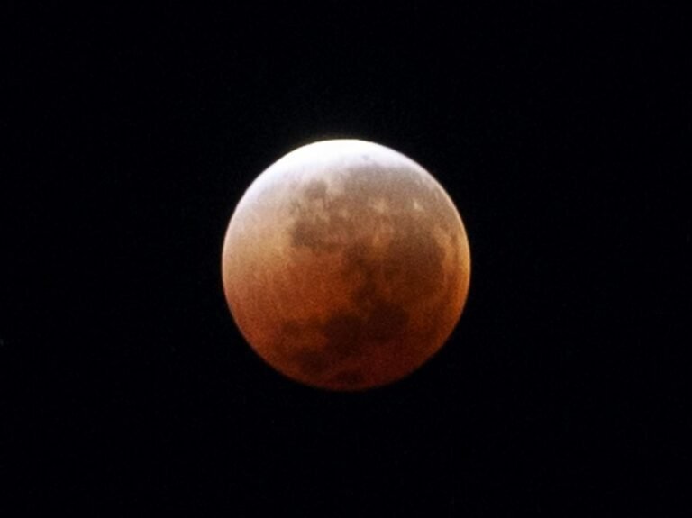 Eclipse lunaire totale à Depok City, en Indonésie