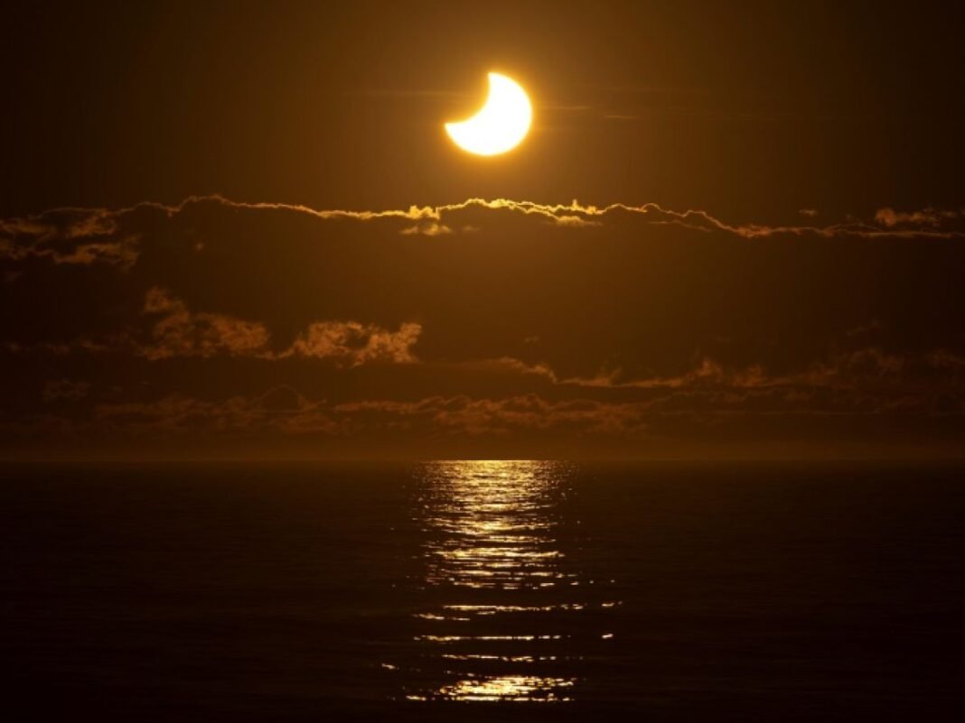 Eclipse de soleil partielle à New Brighton