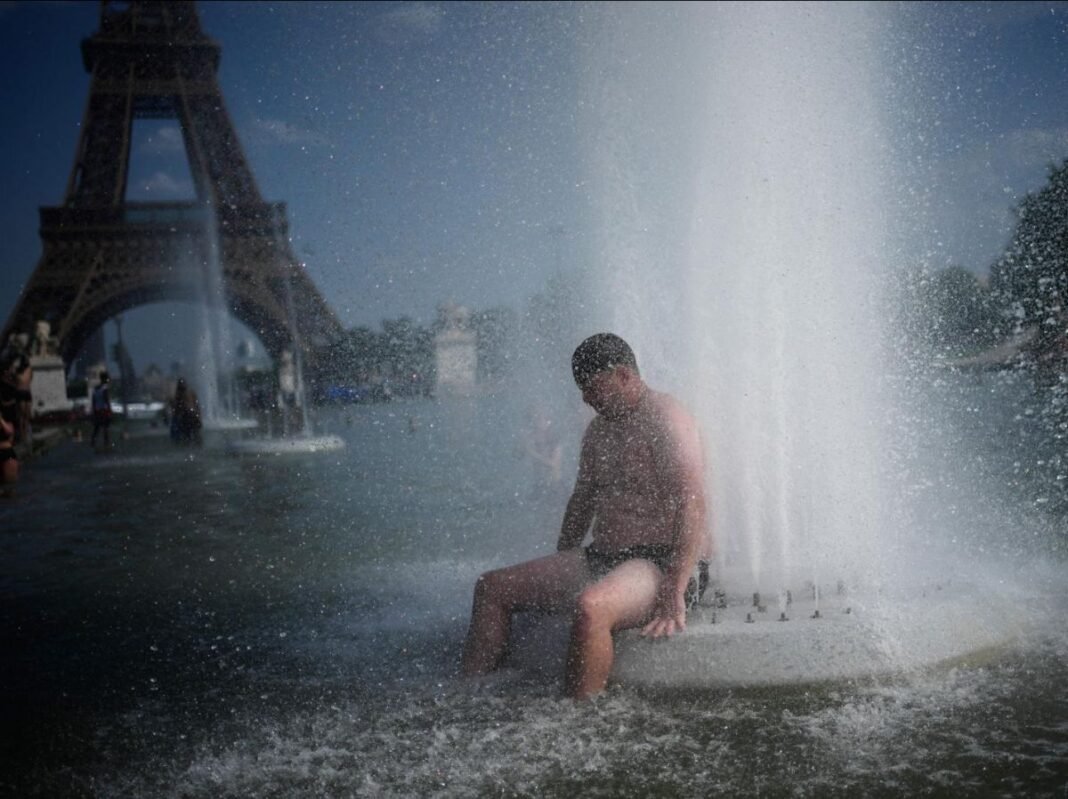 Personne se rafraïchissant dans la fontaine du Trocadéro ( Paris) , juin 2026