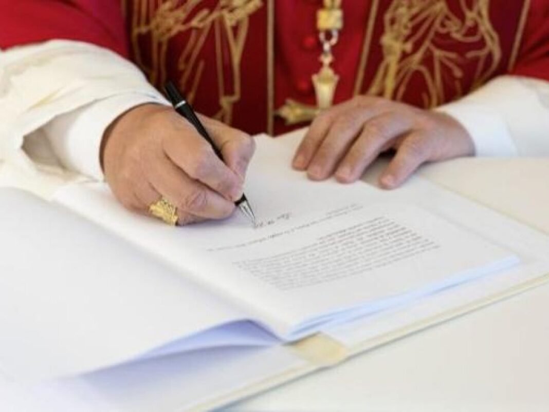 Le pape Leon XIV signe sa première encyclique, "Magnifica Humanitas", le 25 mai 2026 au Vatican.