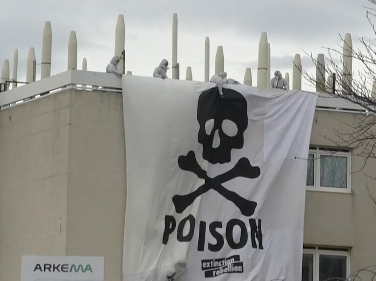 Des militants affichent leur banderoles sur l