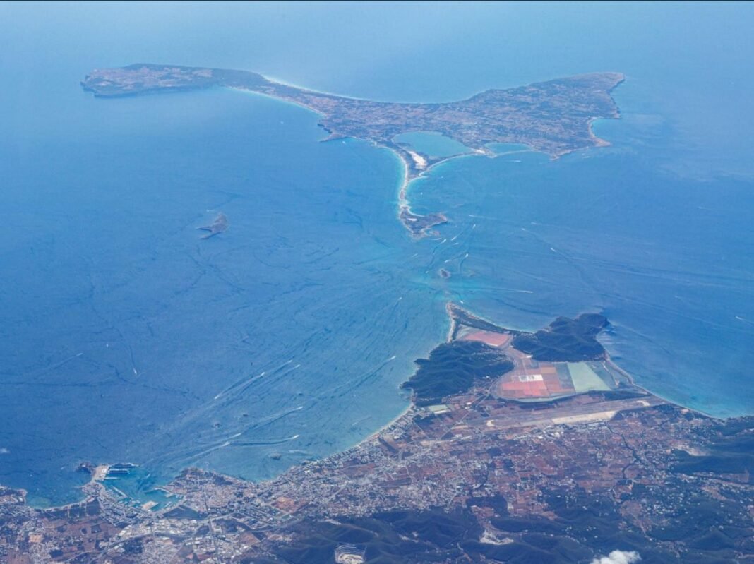 Vue aérienne du littoral bordant la mer Méditerranée, au sud de l