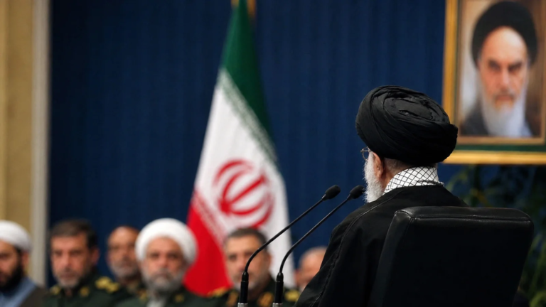 Mojtaba Khamenei devant le drapeau iranien