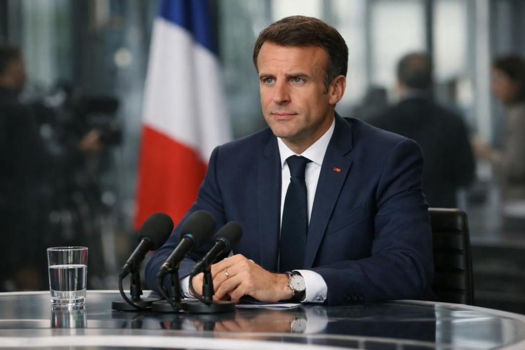 Macron se pose en rempart et promet d'agir sur le coût des carburants