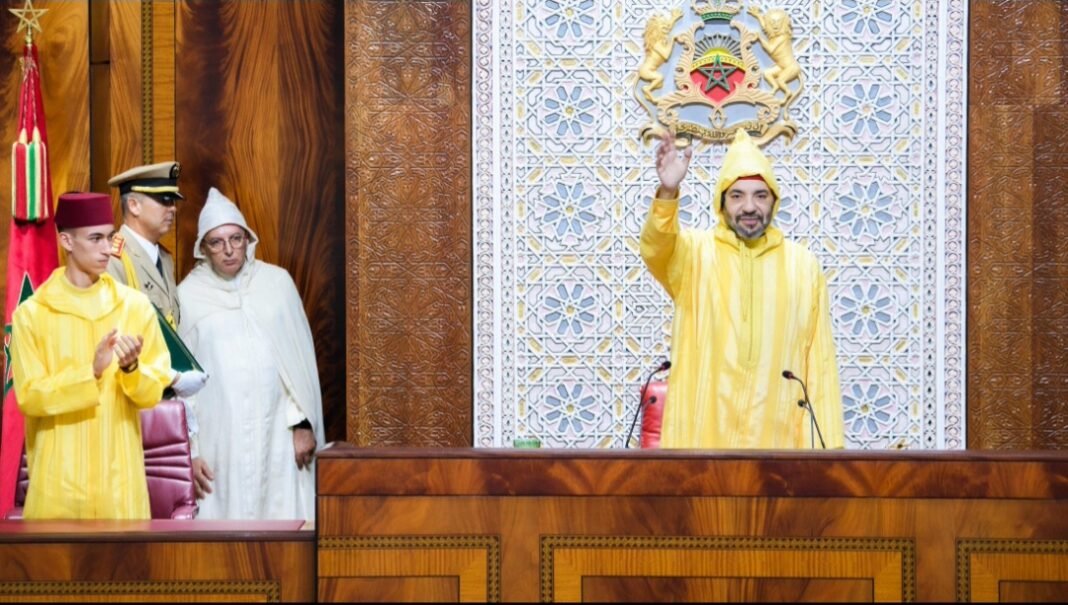 Le roi Mohammed VI salue au Parlement marocain